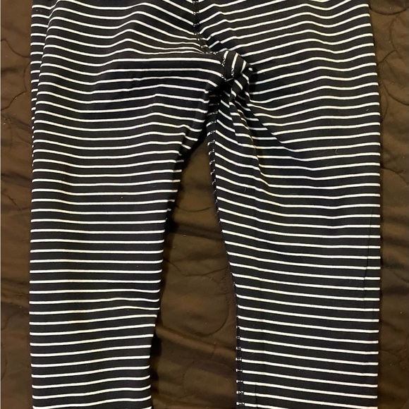 Lulu special addition size 6 crops good condition - Picture 4 of 5